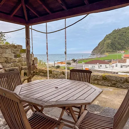 Entre A Pedra E O Mar *