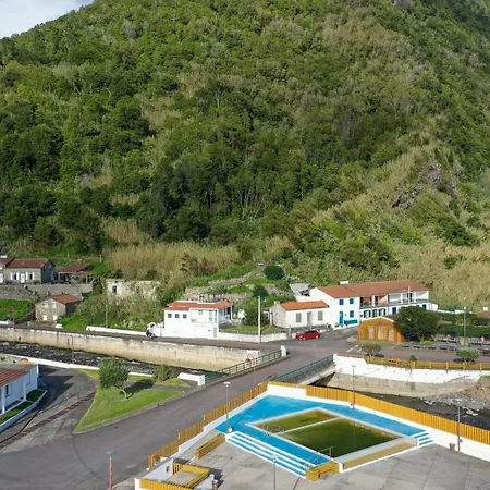 Entre A Pedra E O Mar *
