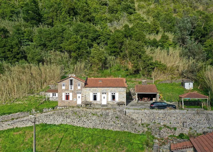 Entre A Pedra E O Mar