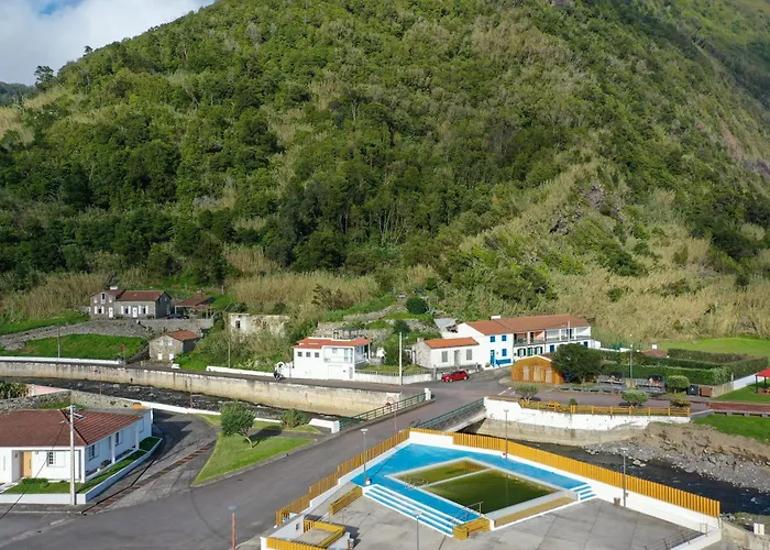 Entre A Pedra E O Mar *